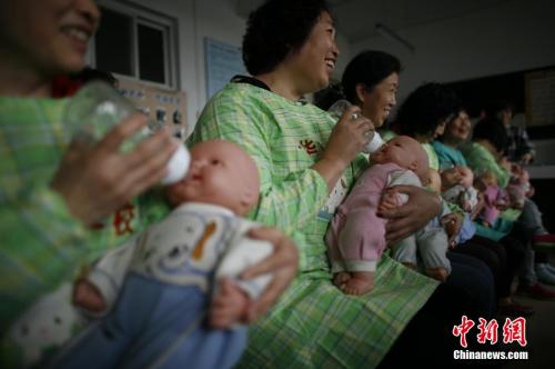 要价2万的月嫂预约到2020年 母婴经济为啥这么火？