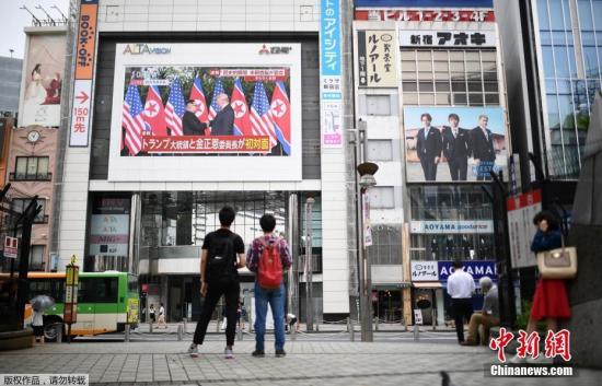 资料图:2018年6月,在日本东京的一个广场,人们通过户外大屏幕观看朝美领导人首次会晤的直播画面。 资料图:2018年6月,在日本东京的一个广场,人们通过户外大屏幕观看朝美领导人首次会晤的直播画面。