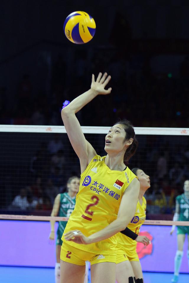 中国女排3-0保加利亚女排获两连胜，朱婷首发胡铭媛快球惊艳全场