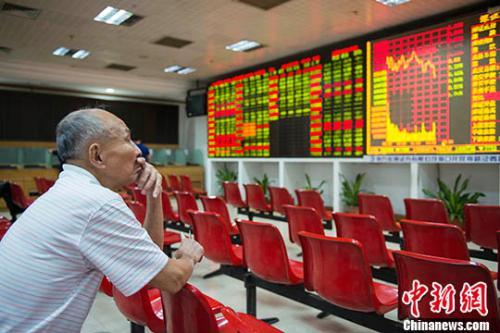 资料图：海口某证券营业部的股民关注大盘走势。 <a target='_blank' href='http://www.chinanews.com/'>中新社</a>记者 骆云飞 摄
