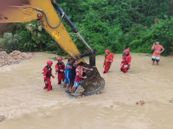 6月16日，因遭遇暴雨袭击，广西沿海多处发生严重内涝，居民被困。当地消防部门接到求助信息后，先后转移被困的居民数十人。图为利用铲车运送被困居民。