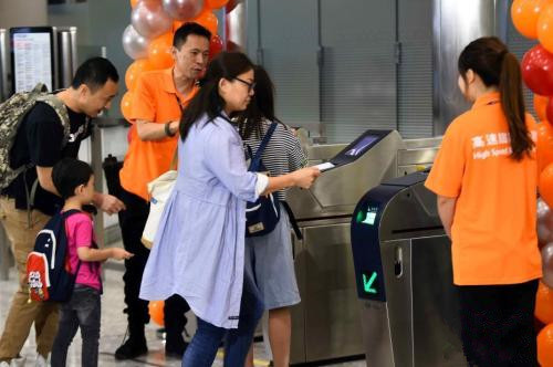 资料图：2018年9月23日清晨，高铁香港段正式通车。 <a target='_blank' href='http://www.chinanews.com/'>中新社</a>记者 麦尚旻 摄