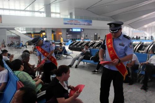 资料图： 青岛铁路公安处民警向旅客发放安全宣传资料。 梁西征 摄