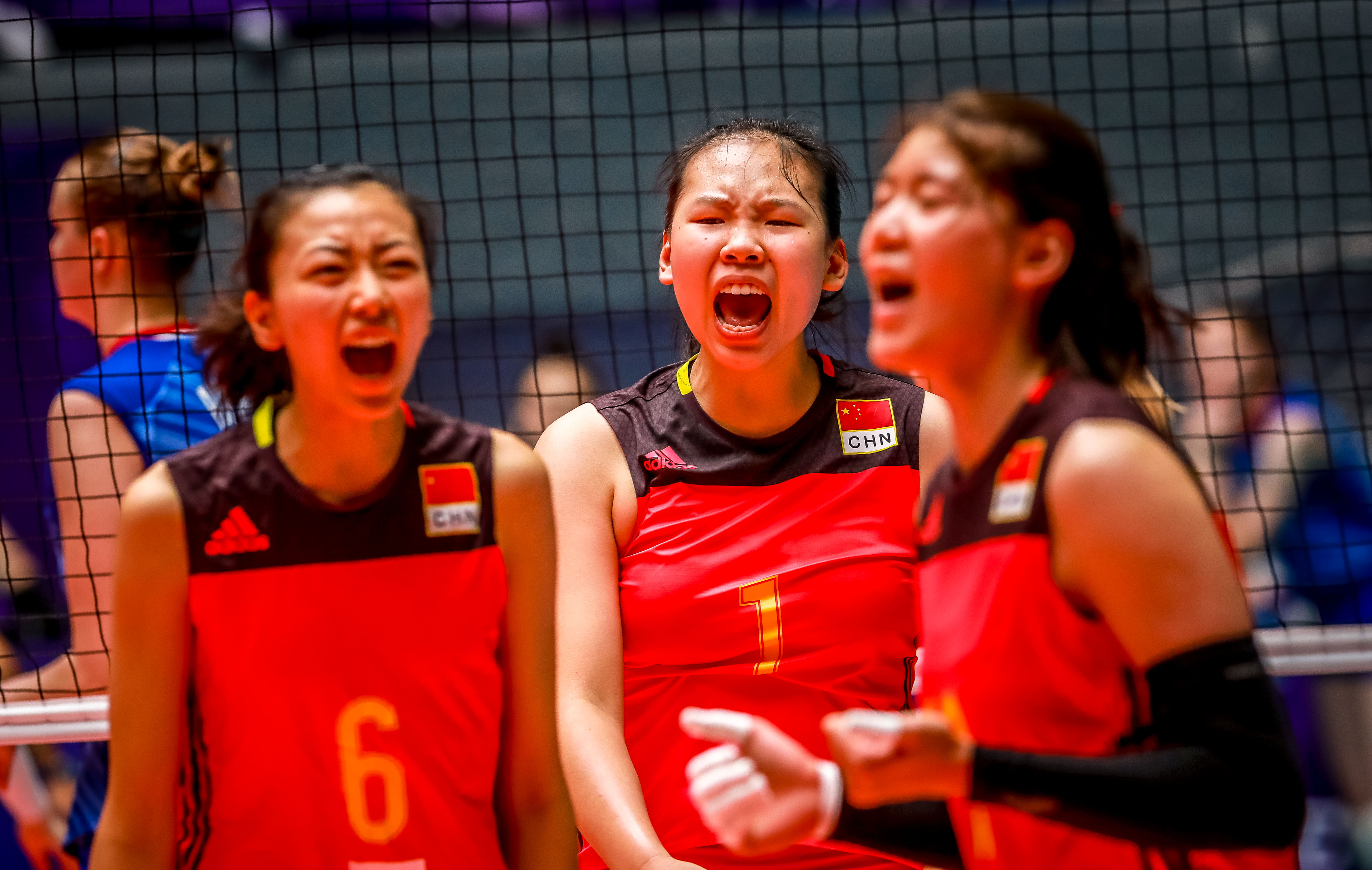 中国女排2喜3忧！19岁新星渐入佳境，二传国手却全场梦游
