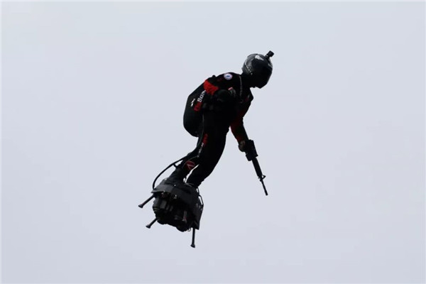 法国“钢铁侠”要飞跃英吉利海峡 刚在阅兵式一飞成名