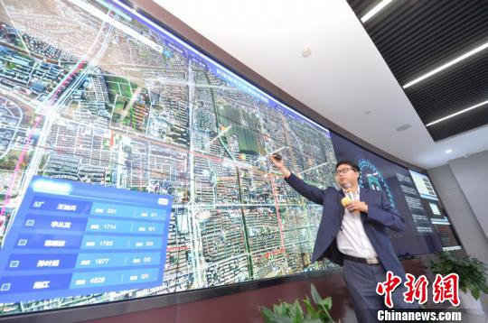 工作人员在“小艾”的辅导下，精准定位故障区域。 寒单 摄
