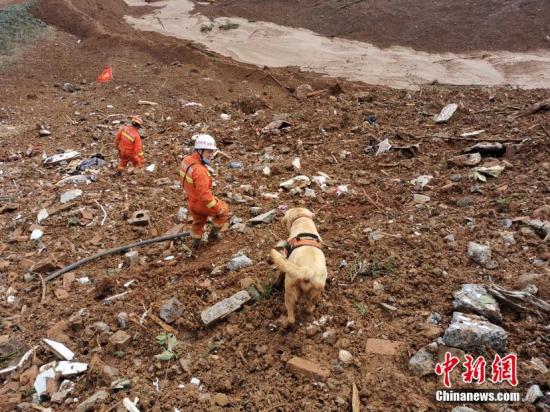水城山体滑坡现场展开地毯式搜救 仍有30人失联