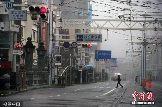 当地时间2019年8月15日,今年第10号台风“罗莎”从日本广岛县吴市附近登陆,目前已知至少造成广岛县一人不幸死亡,另在德岛县等8县共有21人因强风受伤。日本产经新闻报导,当地时间下午3时左右,“罗莎”从广岛县吴市附近登陆,预计晚间将穿越西日本地方。日本气象厅持续呼吁民众留意台风可能带来的土石灾害,及淹水、河水暴涨泛滥等灾情。 图片来源:视觉中国 当地时间2019年8月15日,今年第10号台风“罗莎”从日本广岛县吴市附近登陆,目前已知至少造成广岛县一人不幸死亡,另在德岛县等8县共有21人因强风受伤。日本产经新闻报导,当地时间下午3时左右,“罗莎”从广岛县吴市附近登陆,预计晚间将穿越西日本地方。日本气象厅持续呼吁民众留意台风可能带来的土石灾害,及淹水、河水暴涨泛滥等灾情。 图片来源:视觉中国