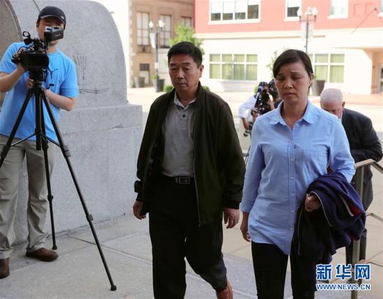7月18日,在美国伊利诺伊州皮奥里亚,章莹颖家人抵达联邦法院。当日,美国伊利诺伊州中部地区联邦法院法官詹姆斯·沙迪德宣布,2017年绑架和谋杀中国访问学者章莹颖的布伦特·克里斯滕森被判处终身监禁且不得假释。新华社记者 汪平 摄 图片来源:新华网 7月18日,在美国伊利诺伊州皮奥里亚,章莹颖家人抵达联邦法院。当日,美国伊利诺伊州中部地区联邦法院法官詹姆斯·沙迪德宣布,2017年绑架和谋杀中国访问学者章莹颖的布伦特·克里斯滕森被判处终身监禁且不得假释。新华社记者 汪平 摄 图片来源:新华网