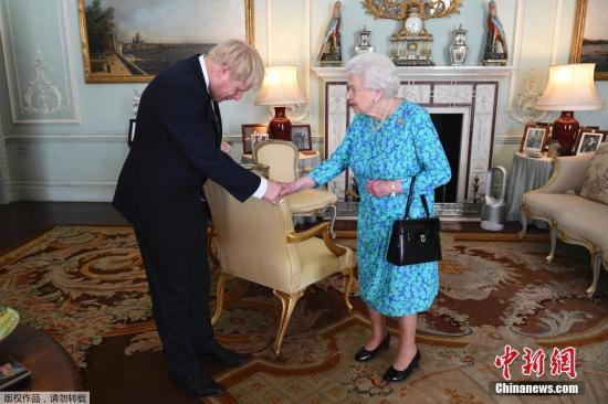 资料图:英国首相鲍里斯·约翰逊与女王伊丽莎白二世。 资料图:英国首相鲍里斯·约翰逊与女王伊丽莎白二世。
