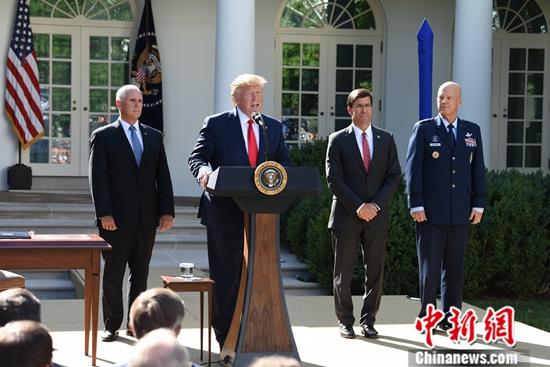 当地时间8月29日,美国总统特朗普在白宫表示,为应对飓风“多里安”,他将取消周末赴波兰的访问行程。美国副总统彭斯(左一)将代替他出访。<a target='_blank' href='http://www.chinanews.com/'>中新社</a>记者 陈孟统 摄 当地时间8月29日,美国总统特朗普在白宫表示,为应对飓风“多里安”,他将取消周末赴波兰的访问行程。美国副总统彭斯(左一)将代替他出访。<a target='_blank' href='http://www.chinanews.com/'>中新社</a>记者 陈孟统 摄