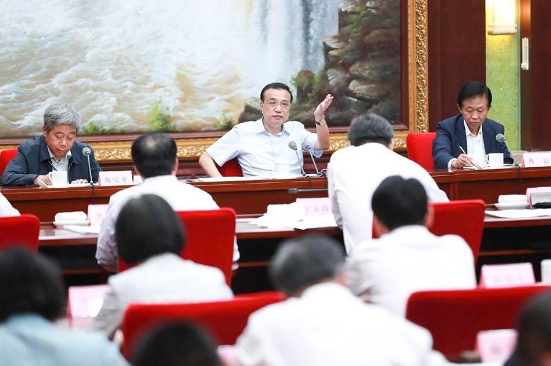李克强主持召开部分省份稳就业工作座谈会强调 把就业优先放在经济发展更加突出位置