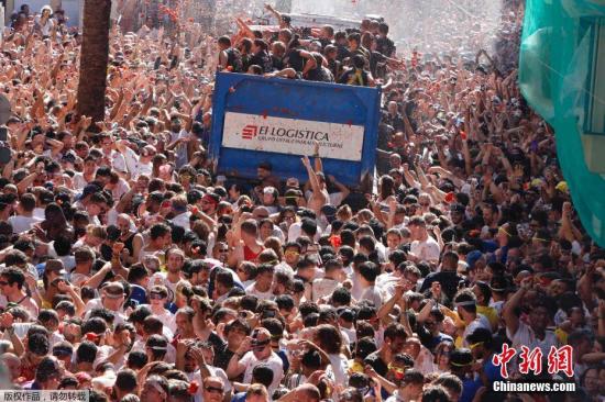 “西红柿大战”染红西班牙小镇 2万人街头狂欢(图)