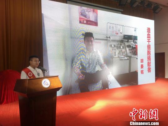 胡晏铭讲述奉献事迹。 唐小晴 摄 胡晏铭讲述奉献事迹。 唐小晴 摄