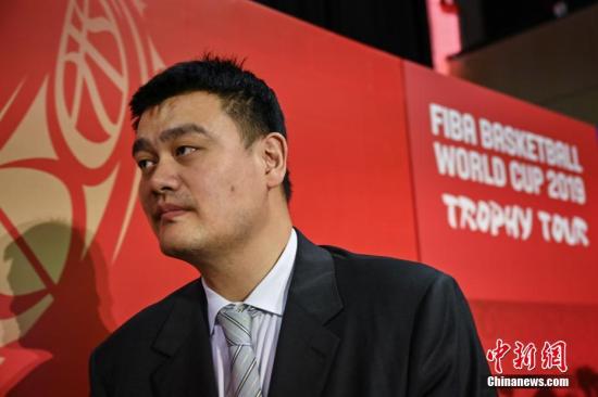 中国男篮上次在世界杯小组出线,还是在姚时代。(资料图:图为姚明在世界杯倒计时100天仪式结束后离开会场。<a target='_blank' href='http://www.chinanews.com/'>中新社</a>记者 崔楠 摄) 中国男篮上次在世界杯小组出线,还是在姚时代。(资料图:图为姚明在世界杯倒计时100天仪式结束后离开会场。<a target='_blank' href='http://www.chinanews.com/'>中新社</a>记者 崔楠 摄)