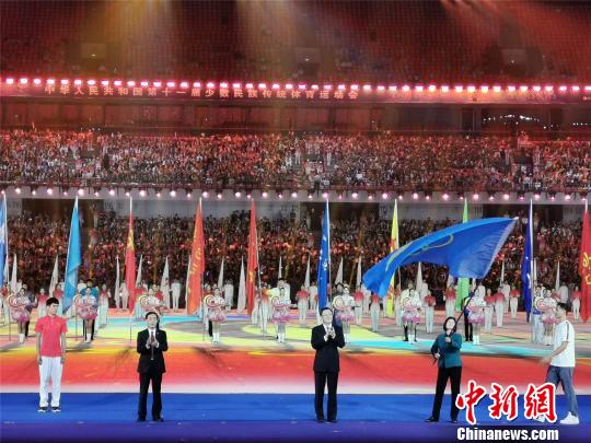 海南省代表接过全国少数民族传统体育运动会会旗。 韩章云 摄