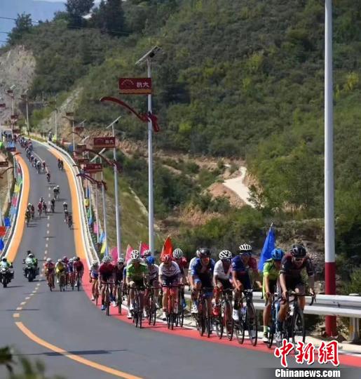 2019“邢台扁鹊杯”环邢台国际公路自行车选手在角逐。 张鹏翔 摄 2019“邢台扁鹊杯”环邢台国际公路自行车选手在角逐。 张鹏翔 摄