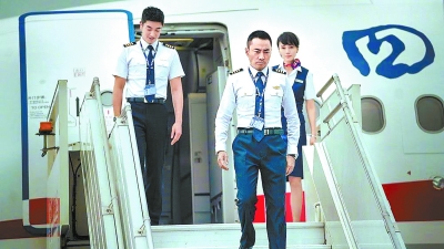 《中国机长》首映 出品人：不做山寨版《萨利机长》
