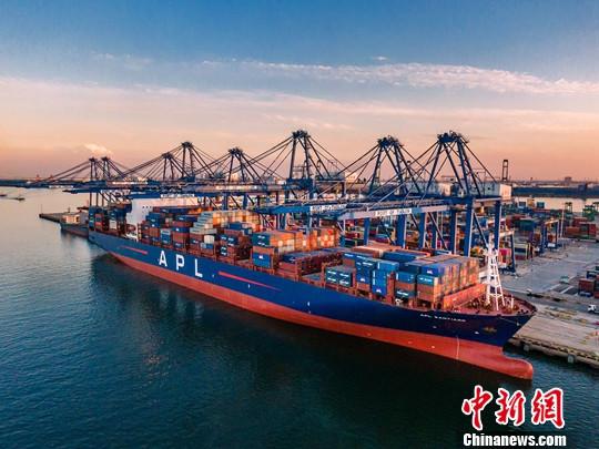 9月3日，有着“新中国集装箱码头第一家企业”之称的天津港集装箱码头有限公司，通过吸收合并天津东方海陆集装箱码头有限公司、天津五洲国际集装箱码头有限公司，挂牌成立新公司。图为天津港大型集装箱船舶。（资料图）<a target='_blank' href='http://www.chinanews.com/'>中新社</a>发 薄承 摄