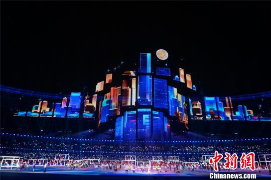 第十一届全国少数民族传统体育运动会闭幕式文艺演出现场。 韩章云 摄
