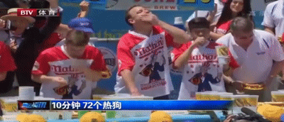 美国纽约举办吃热狗大赛，庆祝独立日。卫冕冠军乔伊·切斯特纳特10分钟内吃了74个热狗，再破自己记录。