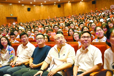 宁浩徐峥与北大学子齐唱爱国歌曲