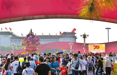 天安门阅兵现场受游客青睐 “红飘带”成朋友圈“新网红”