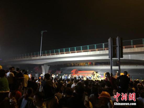 无锡跨桥侧翻事故已致3死2伤 初步认定系车辆超载所致
