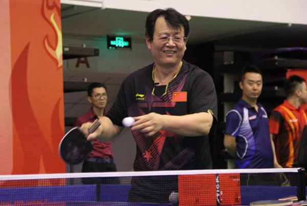 65岁前国乒老帅首表态！正式回击球迷质疑！强调自由称为樊振东好