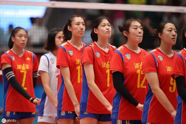 女排丢冠引热议？女排3人表现不佳6大失误？女排要靠郎导支撑多久