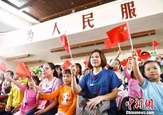 游客在广东韶关仁化县城口人民礼堂观看革命歌曲传唱演出。 程景伟 摄