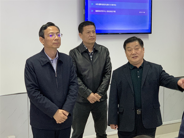 荣红智慰问新闻记者