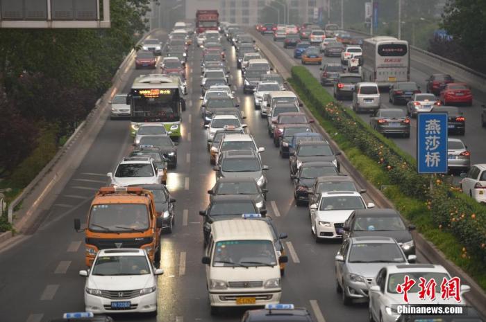 北京东三环主路。<a target='_blank' href='http://www.chinanews.com/' >中新网</a>记者 金硕 摄
