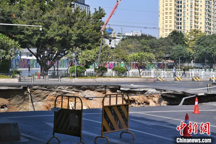 广州地铁十一号线施工过程中地面坍塌 三人被困