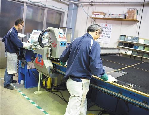 日本社会少子化问题日益严峻 新生儿数量首次跌至90万人以下