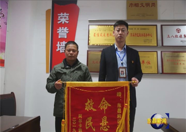 临危不惧刀下救人  英勇事迹备受点赞