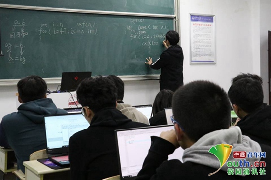 大学里的“银河补习班”：13年“传帮带”培训模式助学生成长