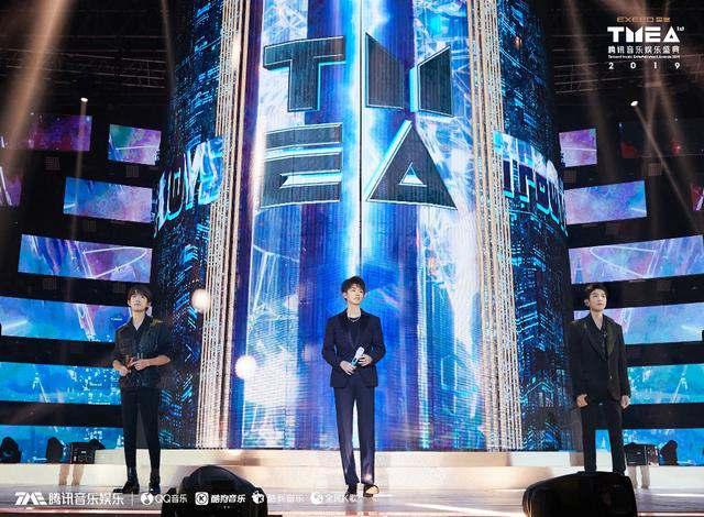 西城男孩唱老歌上演回忆杀 TFBOYS获年度最佳团体