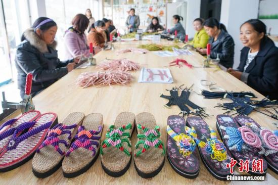 资料图：妇女在扶贫手工艺厂工作。<a target='_blank' href='http://www.chinanews.com/'>中新社</a>记者 贺俊怡 摄