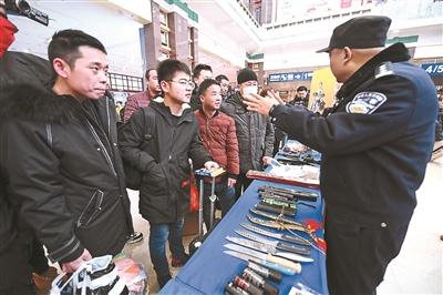 北京三大火车站开展春运安检宣传