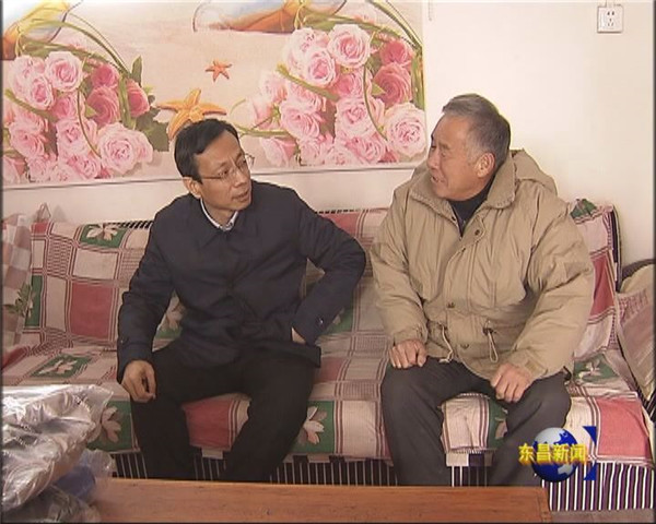 荣红智走访慰问困难群众退役军人和区人武部官兵