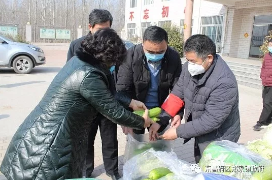 【新时代文明实践】把爱心蔬菜送到贫困群众家中