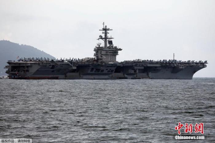 当地时间3月24日美国海军证实，“罗斯福”号航母上有三名水兵新冠病毒检测呈阳性，这是美国海军首次在执行任务的军舰上发现确诊病例。“罗斯福”号载有约5000名乘员，该舰15天前曾停靠越南岘港。图为当地时间3月5日，美国海军“罗斯福”号（CVN-71）进入越南岘港。