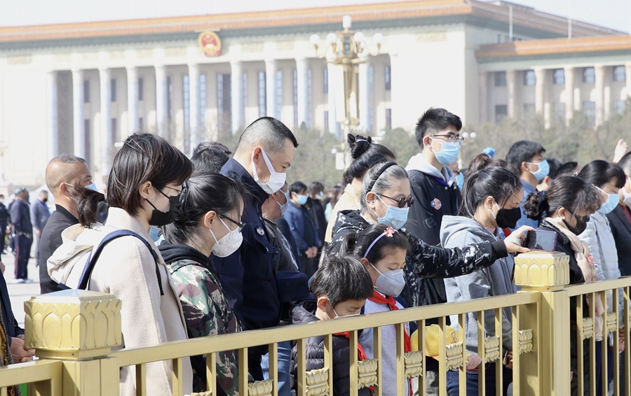 全国各地哀悼新冠肺炎疫情牺牲烈士和逝世同胞
