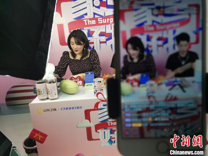 疫情催热直播经济 揭秘网络主播“带货”日常