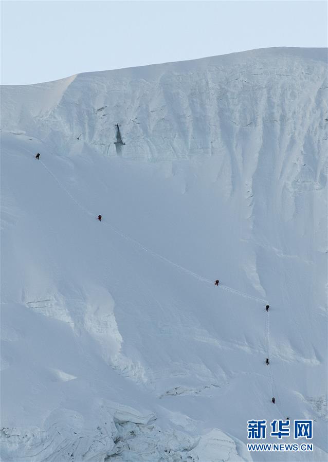 （2020珠峰高程测量）（5）修路运输队员突破北坳天险 预计12日修通顶峰路线