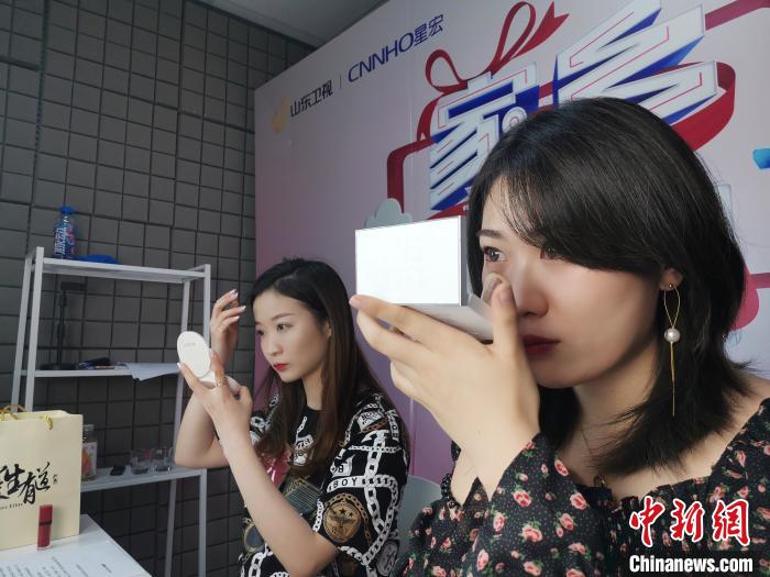 图为李頔在进行直播前的补妆。 郝学娟 摄