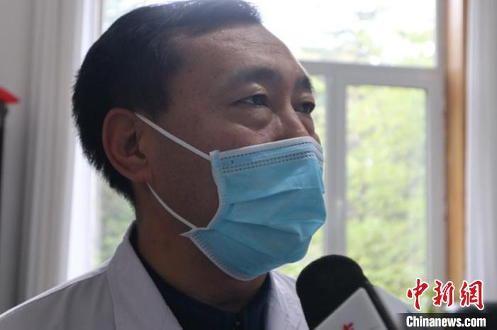 曹志友接受记者采访 苍雁 摄