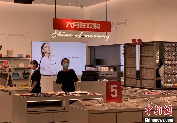 图为武汉一商场内“六月狂欢购”活动 武一力 摄