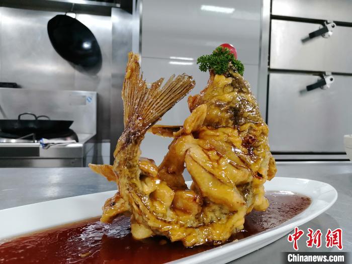 图为李頔当天吃播的糖醋鲤鱼。 郝学娟 摄